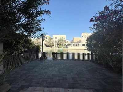 2 Bedroom Villa for Sale in Amwaj Island, Muharraq Governorate - Waterfront 2BR Villa for Sale in Floating City, Amwaj Island | Freehold